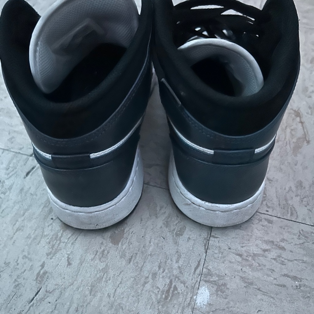 Sneakers - Picture 2 of 5